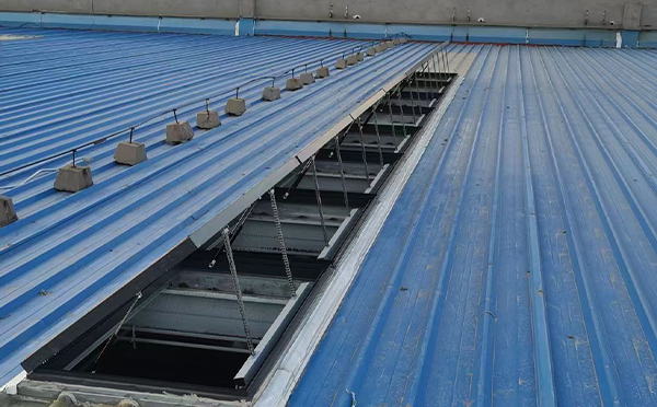 某城市大型商业综合体中庭旬阳排烟窗工程